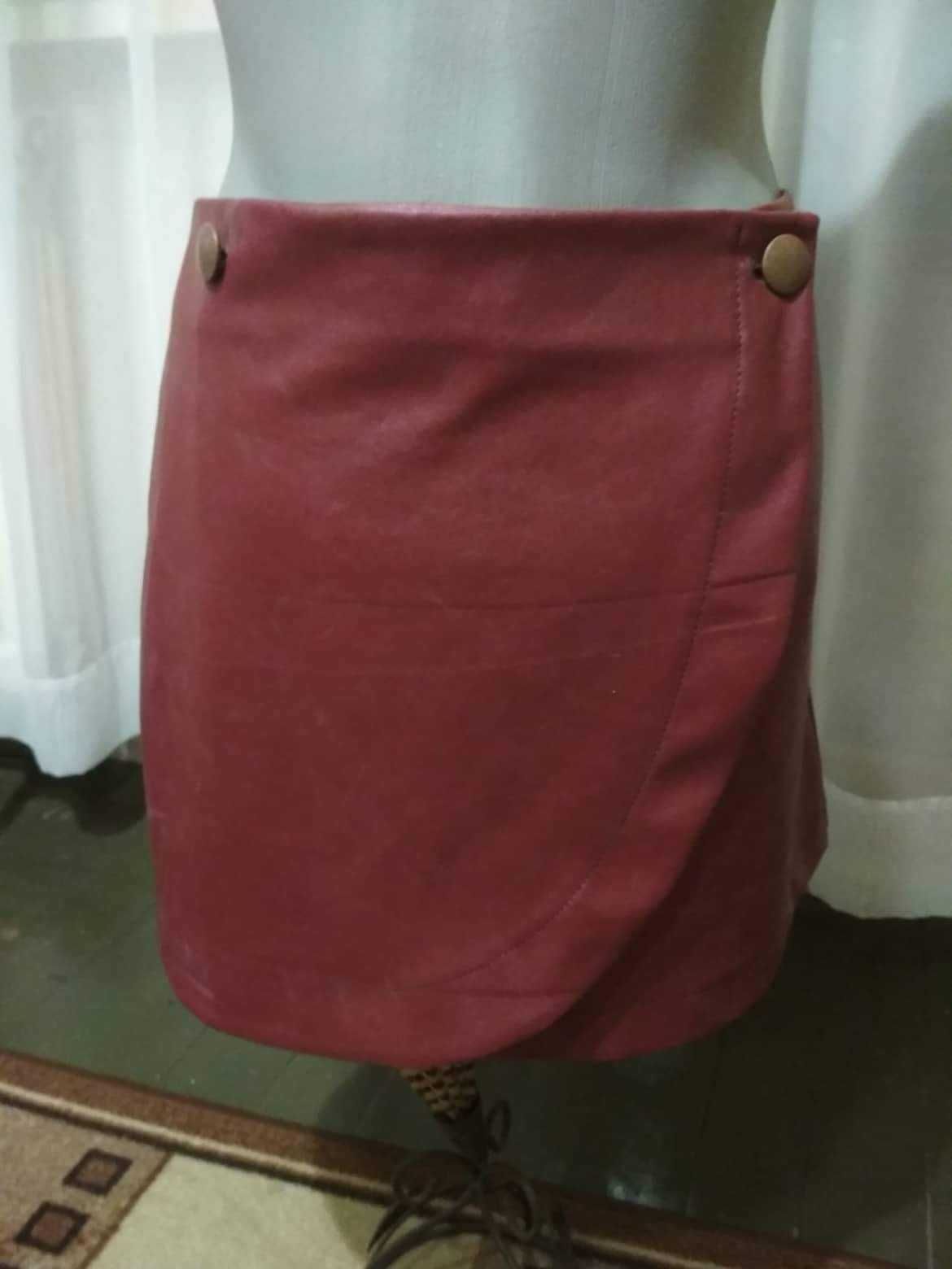 Стилна къса пола от еко кожа цвят бордо.