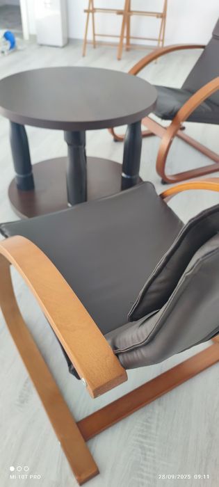 Vând fotolii pal si măsuță lemn masiv