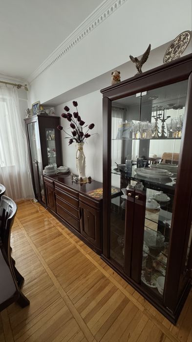 Комод и стеклянные шкафы