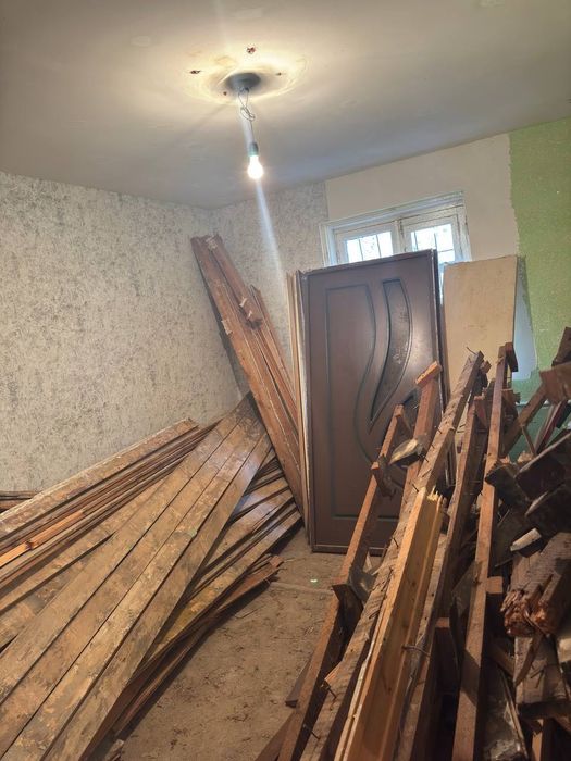 Пол тахталар ва иккита эшик каропка билан