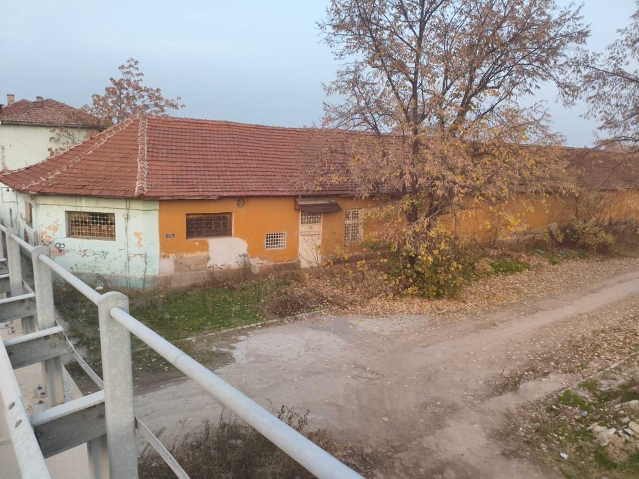 Под наем УПИ в гр. Септември с площ 5800 кв.м. и сгради  2000 кв.м.