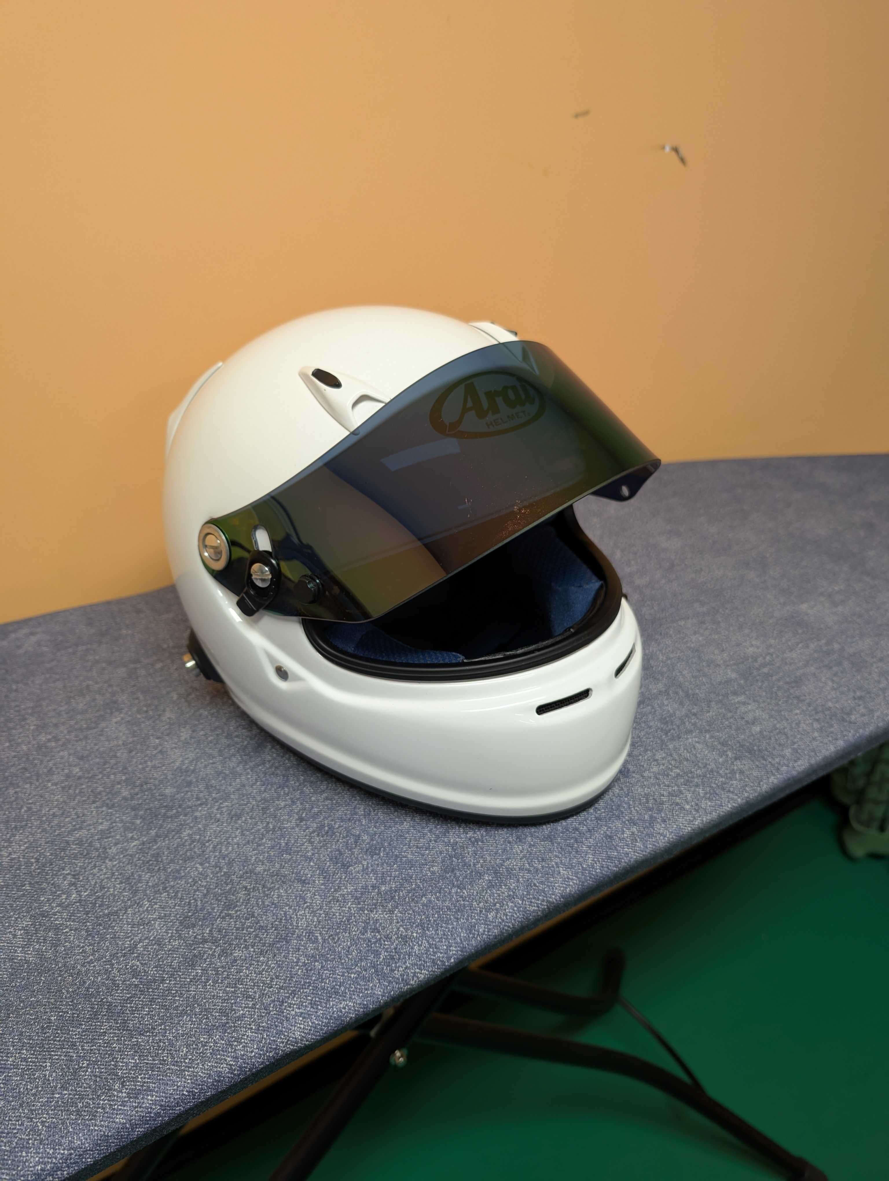 Каска Arai FIA HANS за състезания картинг с хомологация