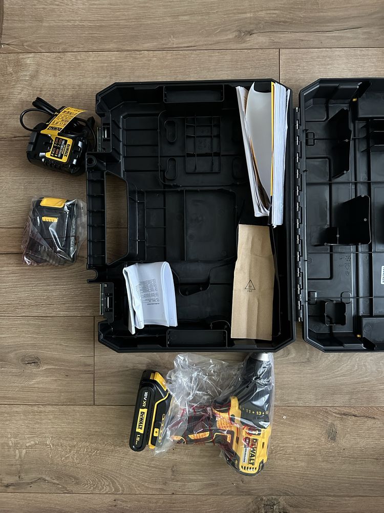 NOU! Set DEWALT DCD778S2T Masina de gaurit + Acumulatori + Incarcator