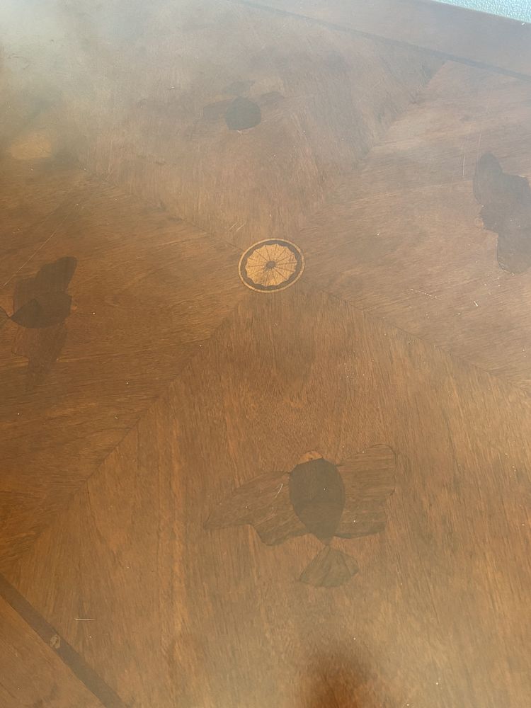 Красивый деревянный обеденный гостевой стол