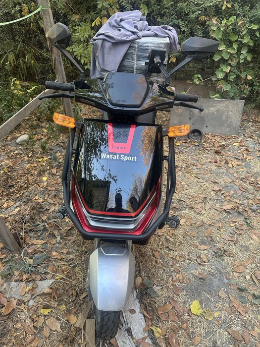 Продам почти новый элекро скутер ездили 3 раза