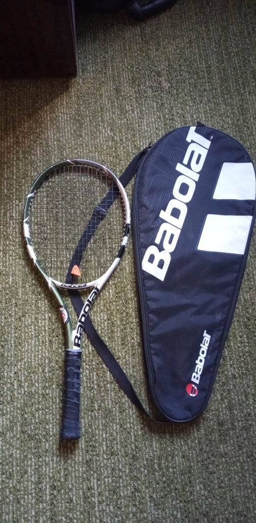 Продавам хилка за тенис на корт Babolat с комплект калъф.