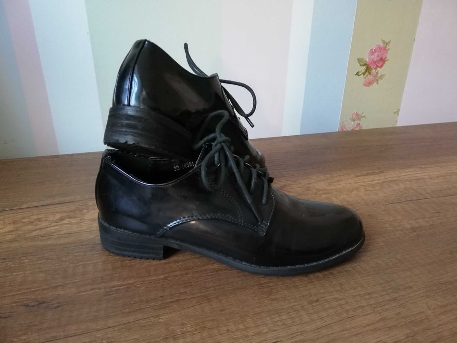 Дамски лачени обувки  ПАОЛО БОТИЧЕЛИ, нисък ток, шита подметка