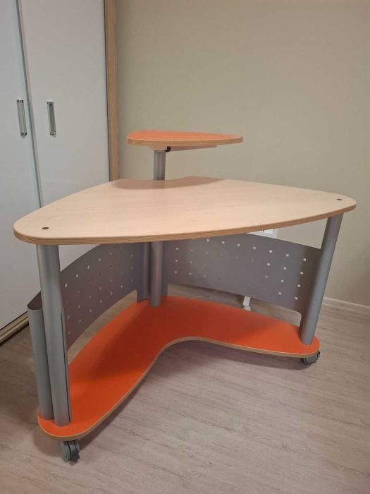 Продавам много запазено бюро