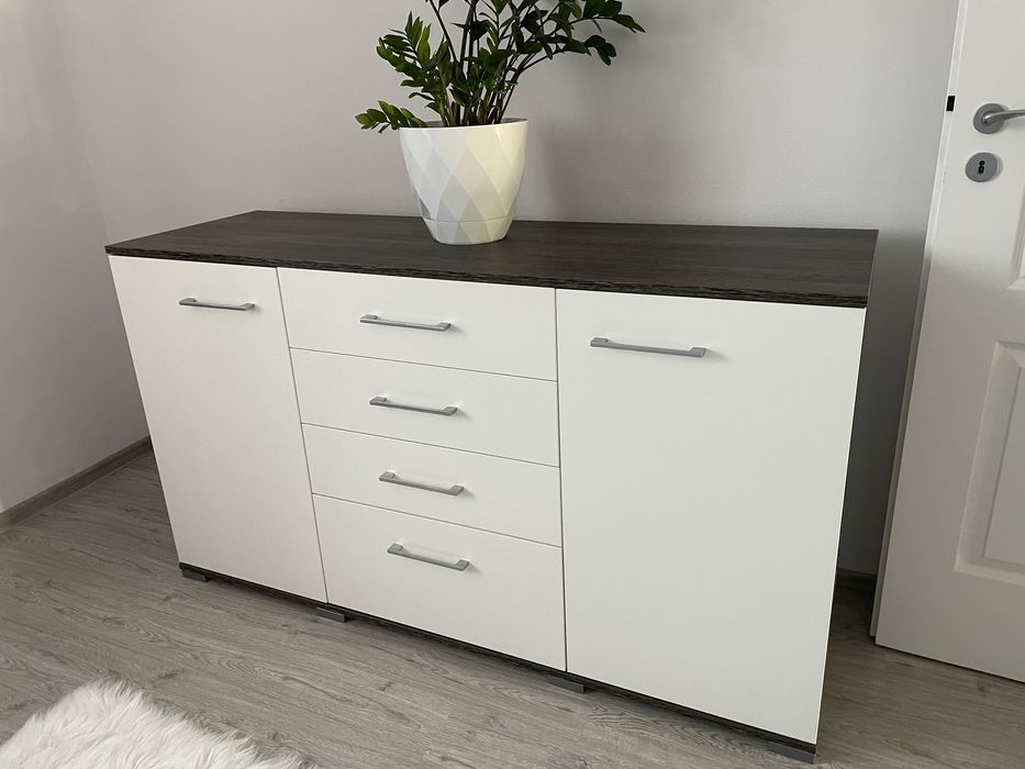 Vand două noptiere si o comoda