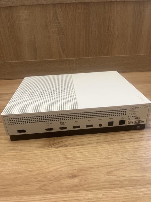 Xbox One S- 1TB + 3 manete