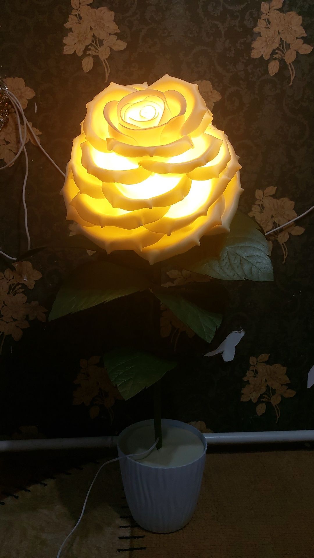 Dekorativniy svitilnik. Bo'yi 120sm eni 40sm. Atirgul kurinishida