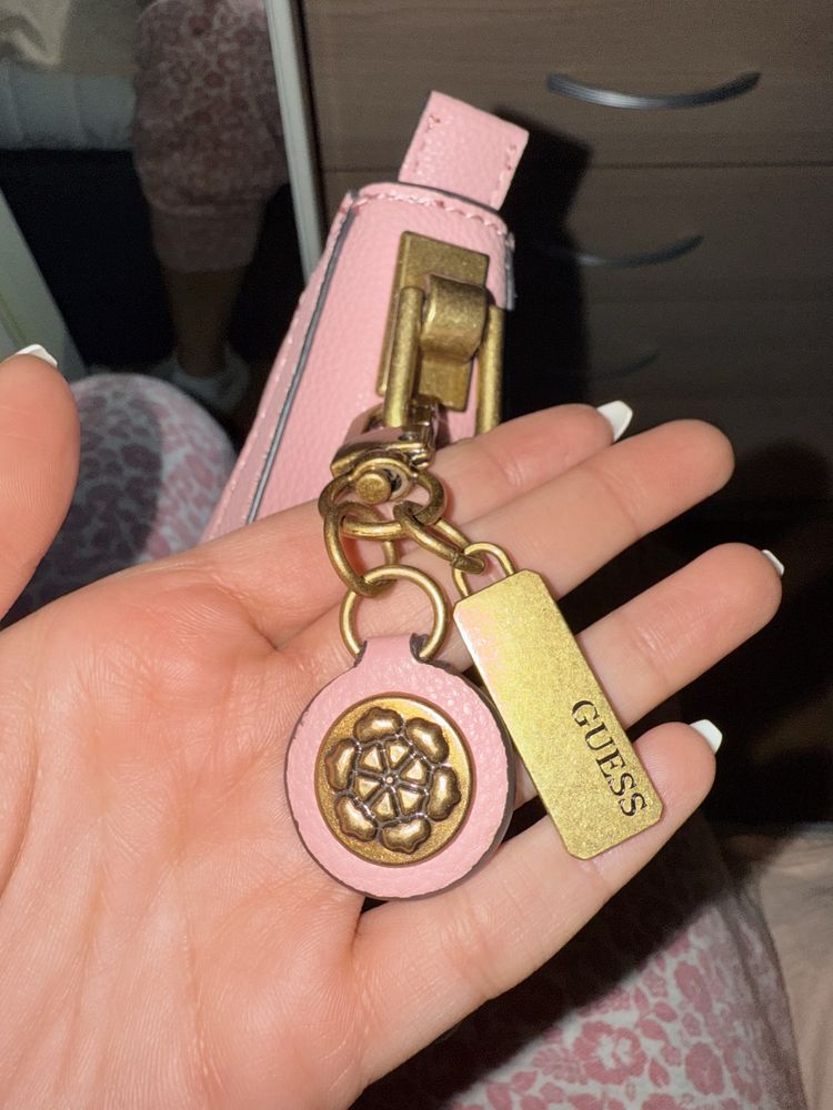 Оригинална дамска чанта Guess
