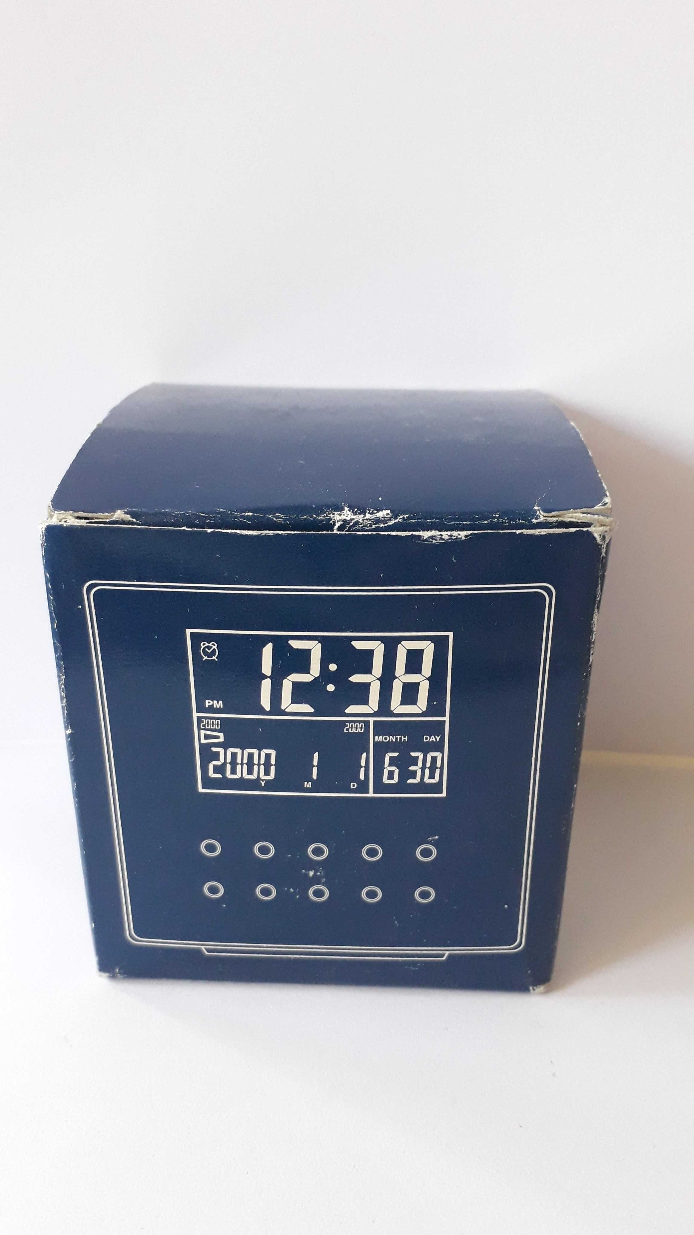часовник антикварен, куб марка Рееко  Reeko, будилник, календар