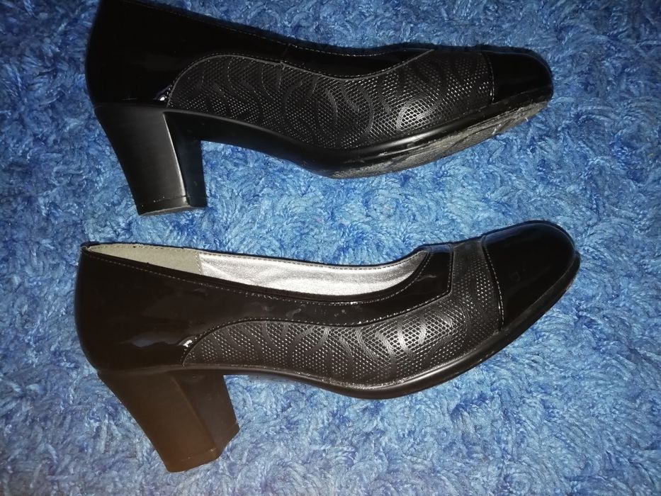 Pantofi negri și bleumarin, diferite modele