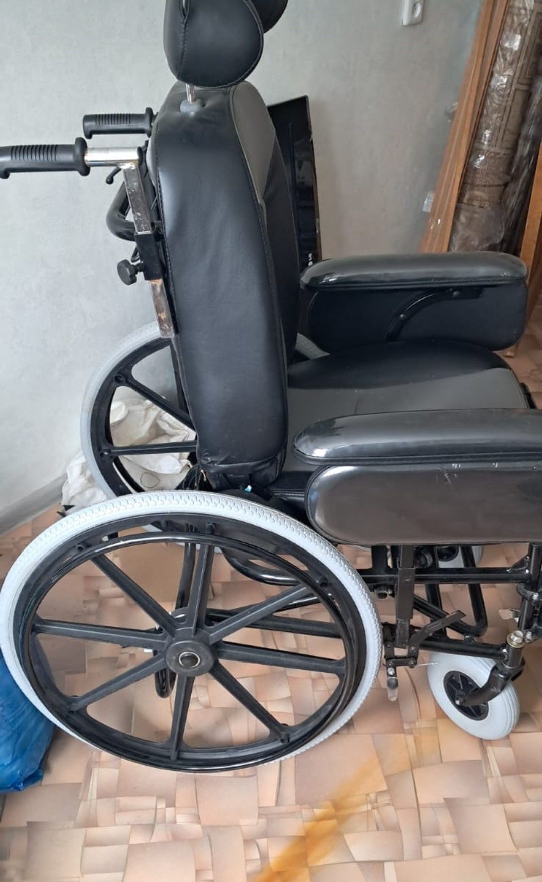Продам инвалидную коляску новая
