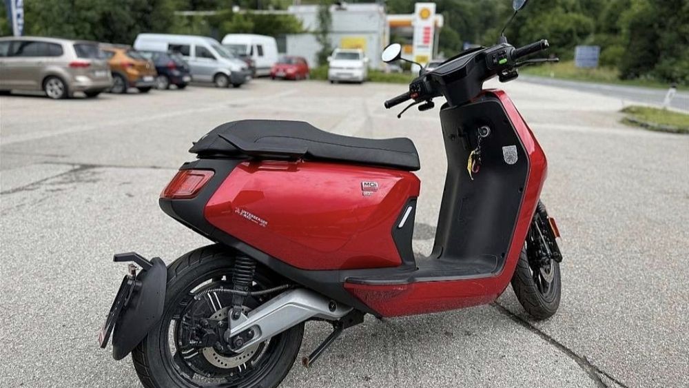 Scuter electric NIU MQI GT cu doua baterii.