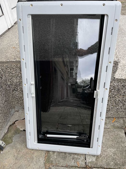 Продавам прозорец за кемпер/каравана DOMETIC