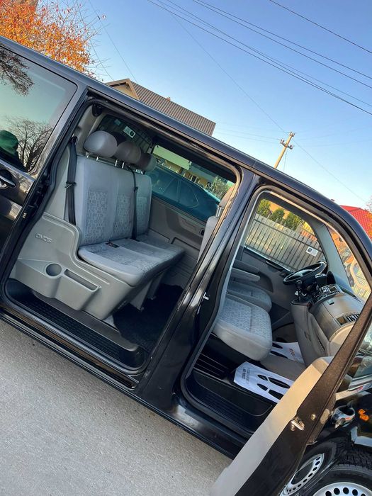 Vand Volkswagen Transporter T5 cu 6 locuri și duba modelu lung