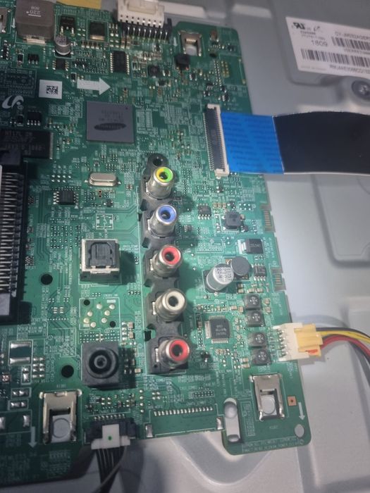 Vând diferite mărci tv defecte