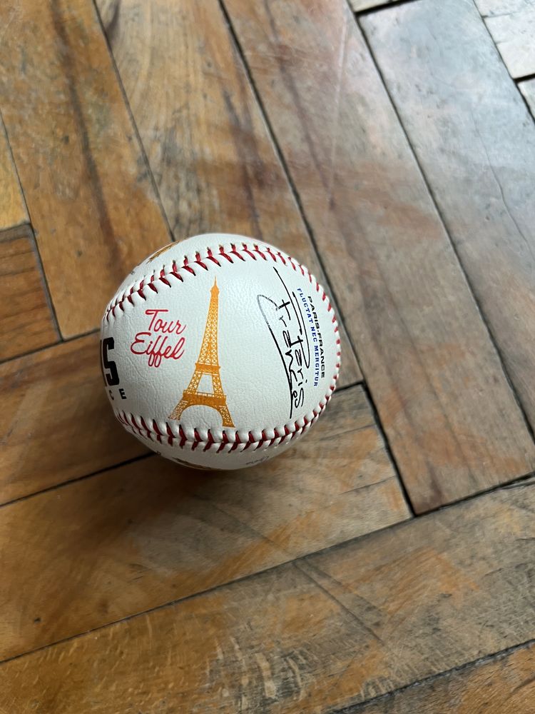 Топка за беизбол сувенир -закупен от Париж