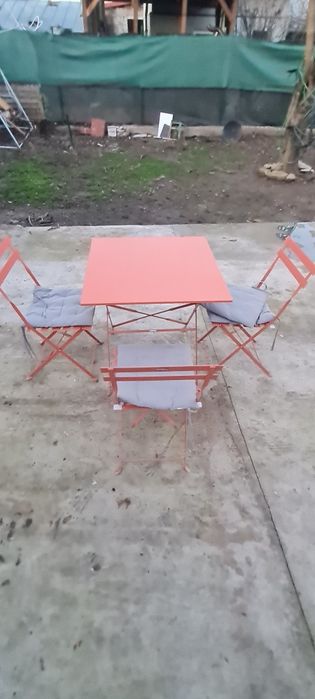 Vând mese si scaune pliabile