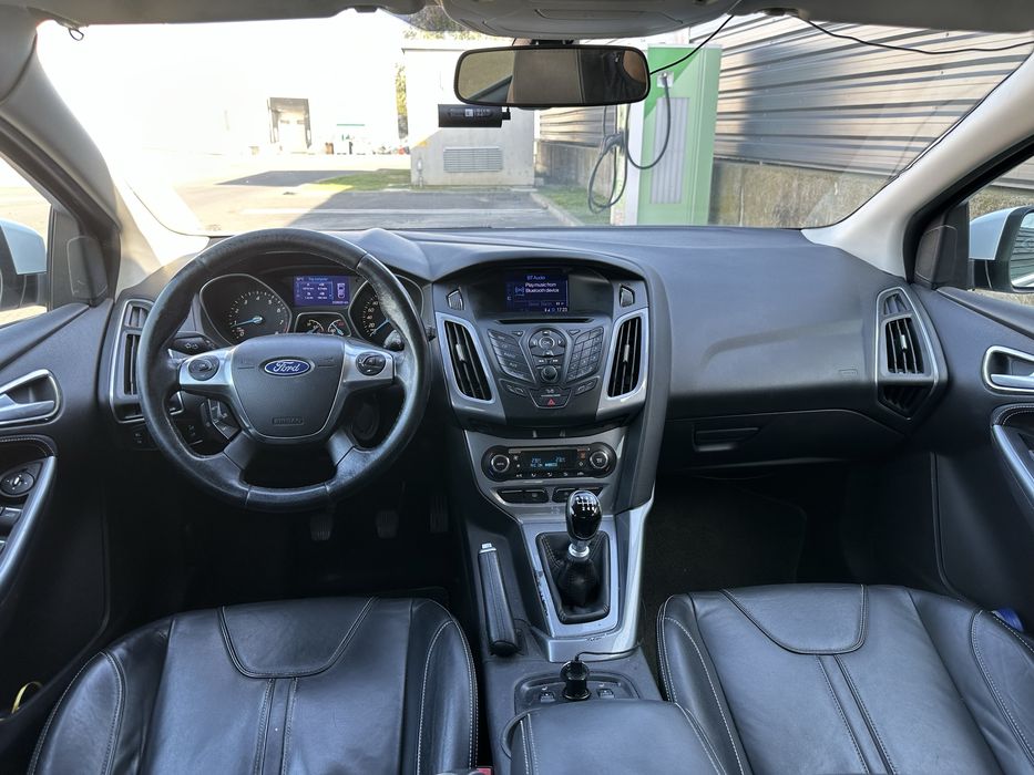 Ford Focus 1.6 EcoBoost 182 cp pachet Zetec
