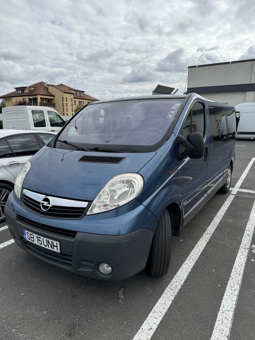 Opel Vivaro modelul lung