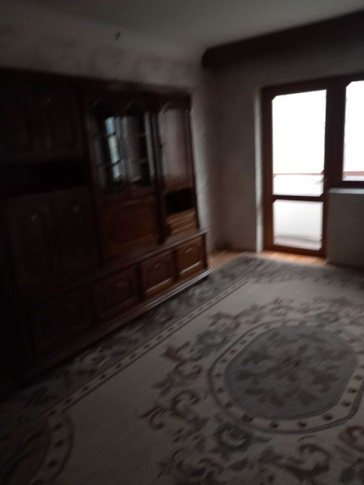 Inchiriez apartament cu trei camere în Onesti