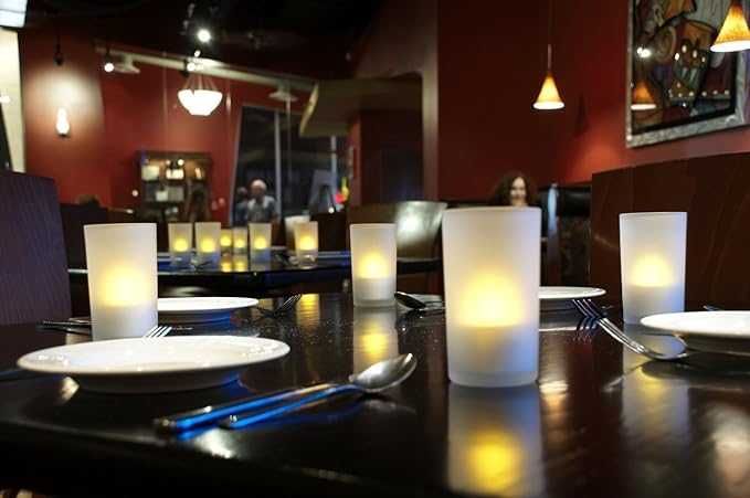 Комплект от 12 LED безпламъчни чаени свещи със зарядна станция