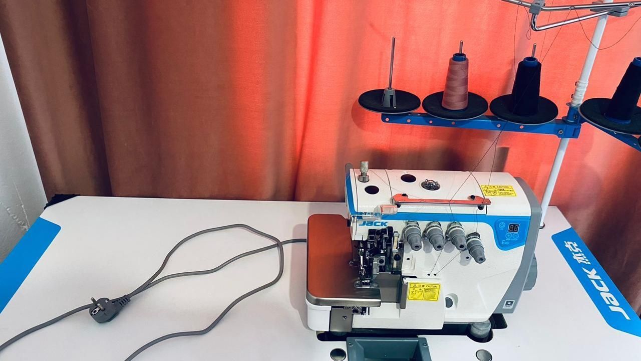 Оберлок почти новый