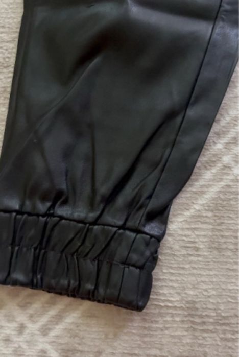 Кожен панталон Bershka