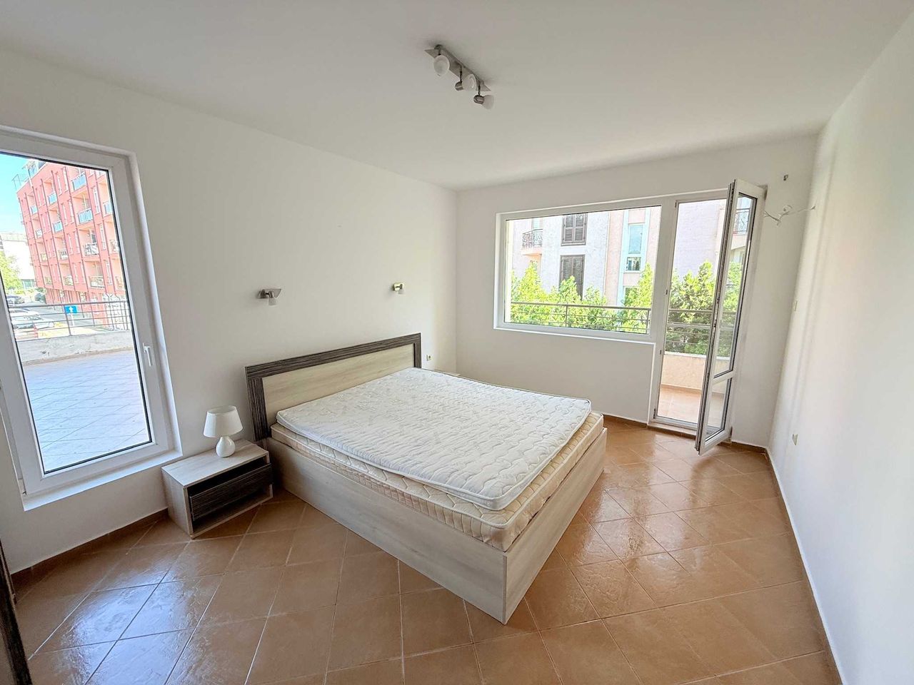Продава се Двустаен апартамент в к.к. Слънчев бряг - 85 кв.м за 1118 €/кв.м - Снимка #4