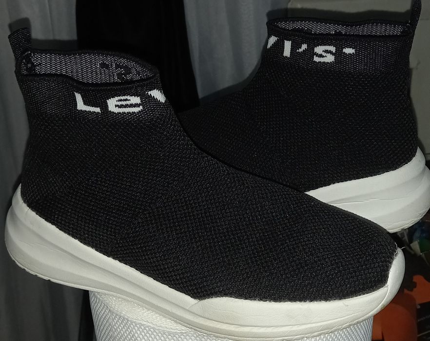 Adidas unisex  levis