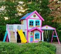 Красочный детский домик из дерева