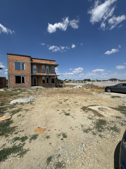 Casa de vanzare la rosu Slatioara cartier Argesanu teren 1000 mp