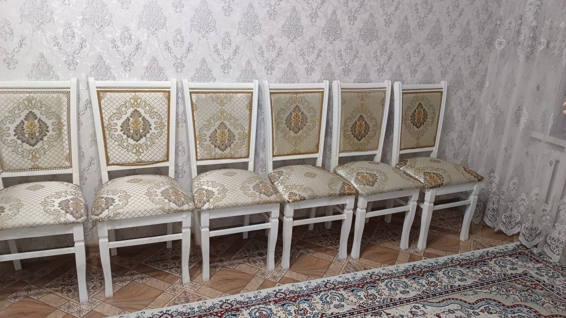 Стол со стульями
