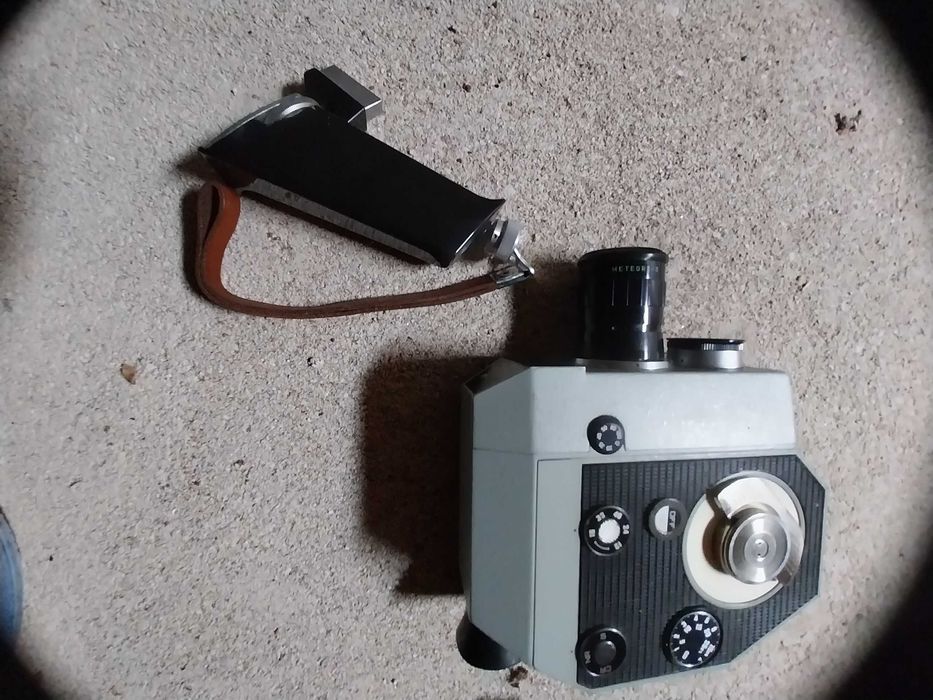 Филмова камера, заедно с екран за прожектиране