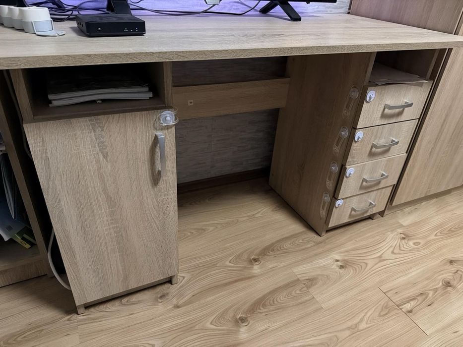 Два броя бюра в добро състояние