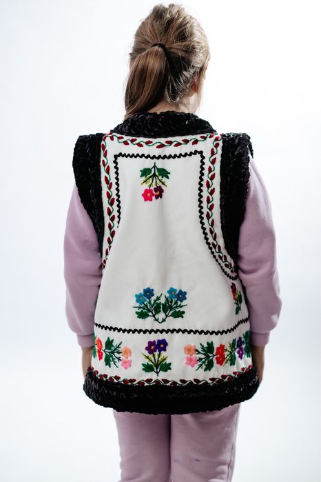 Veste cu motive traditionale, cusute manual