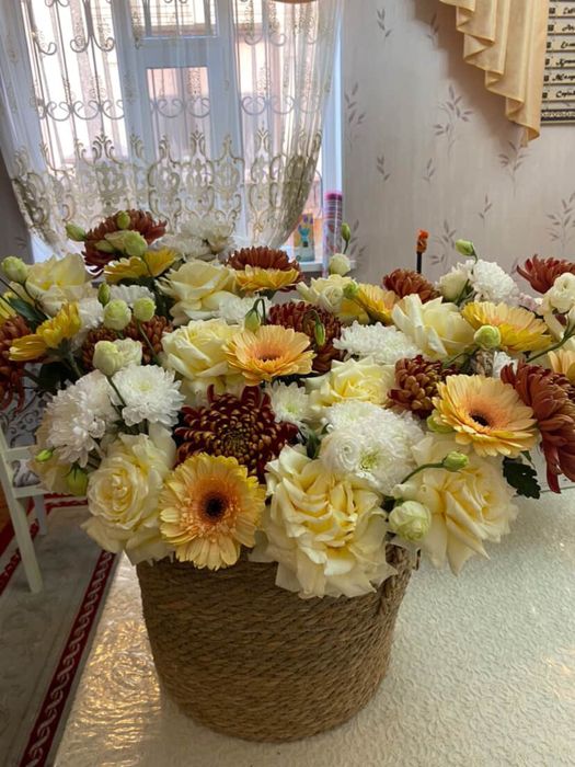 Свежие цветы в кашпо L размера Цена договорная!