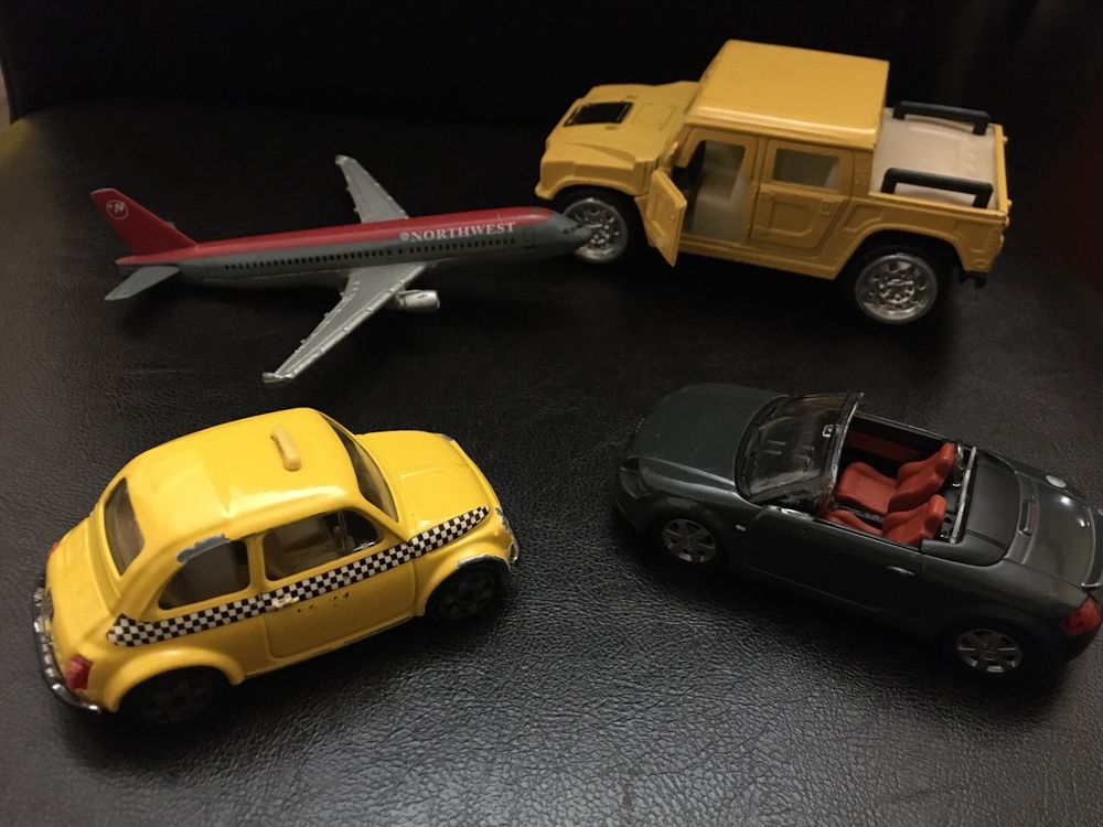 Jucării  ( mașinuțe+ avion )