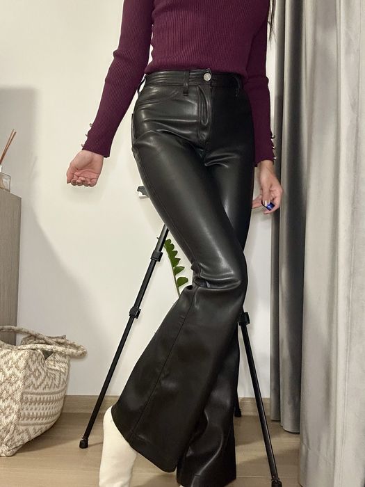 Pantaloni negri din piele