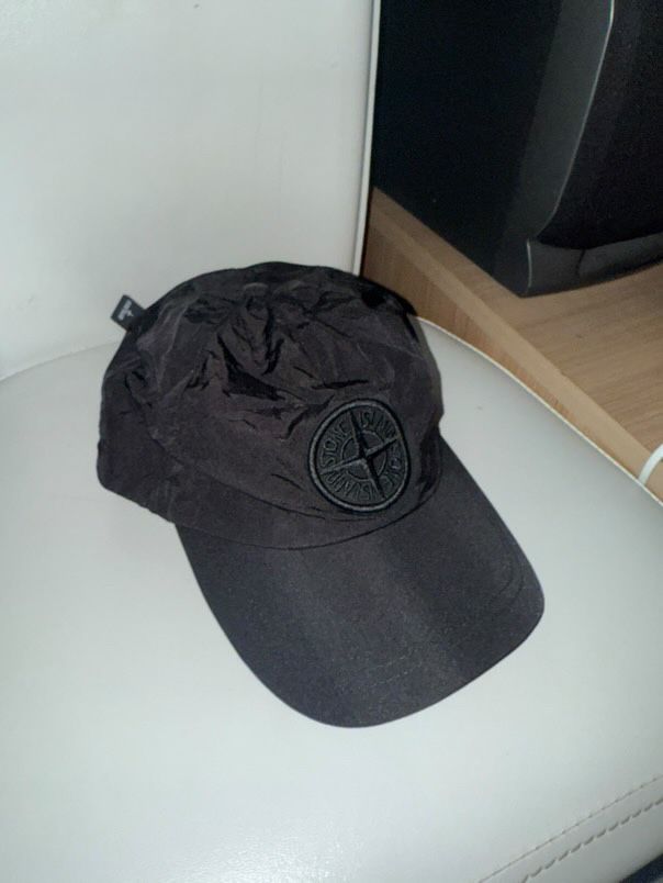 Шапка на Stone Island