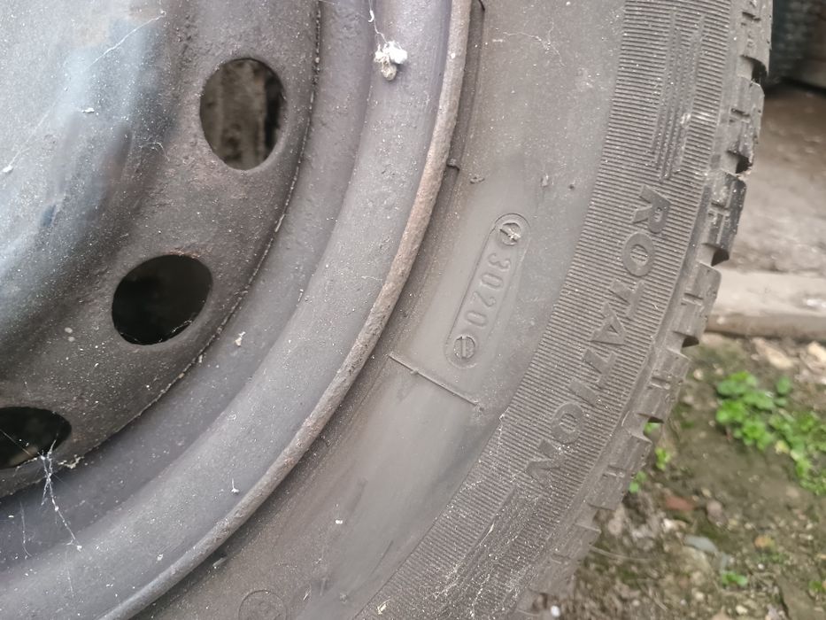 De vânzare roti cu anvelope iarna 175 65 R14
