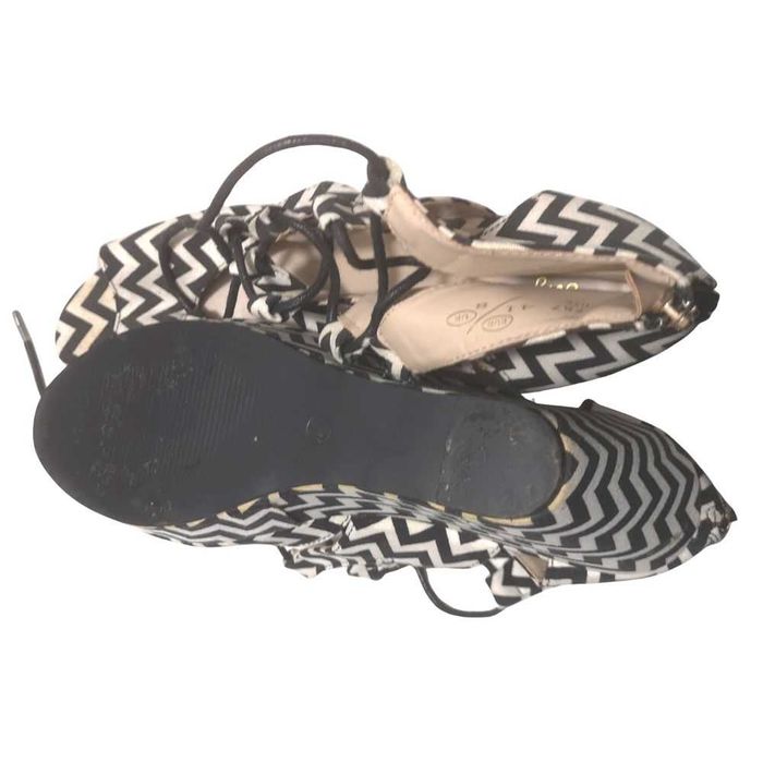 Vand sandale cu model alb si negru - marimea 41