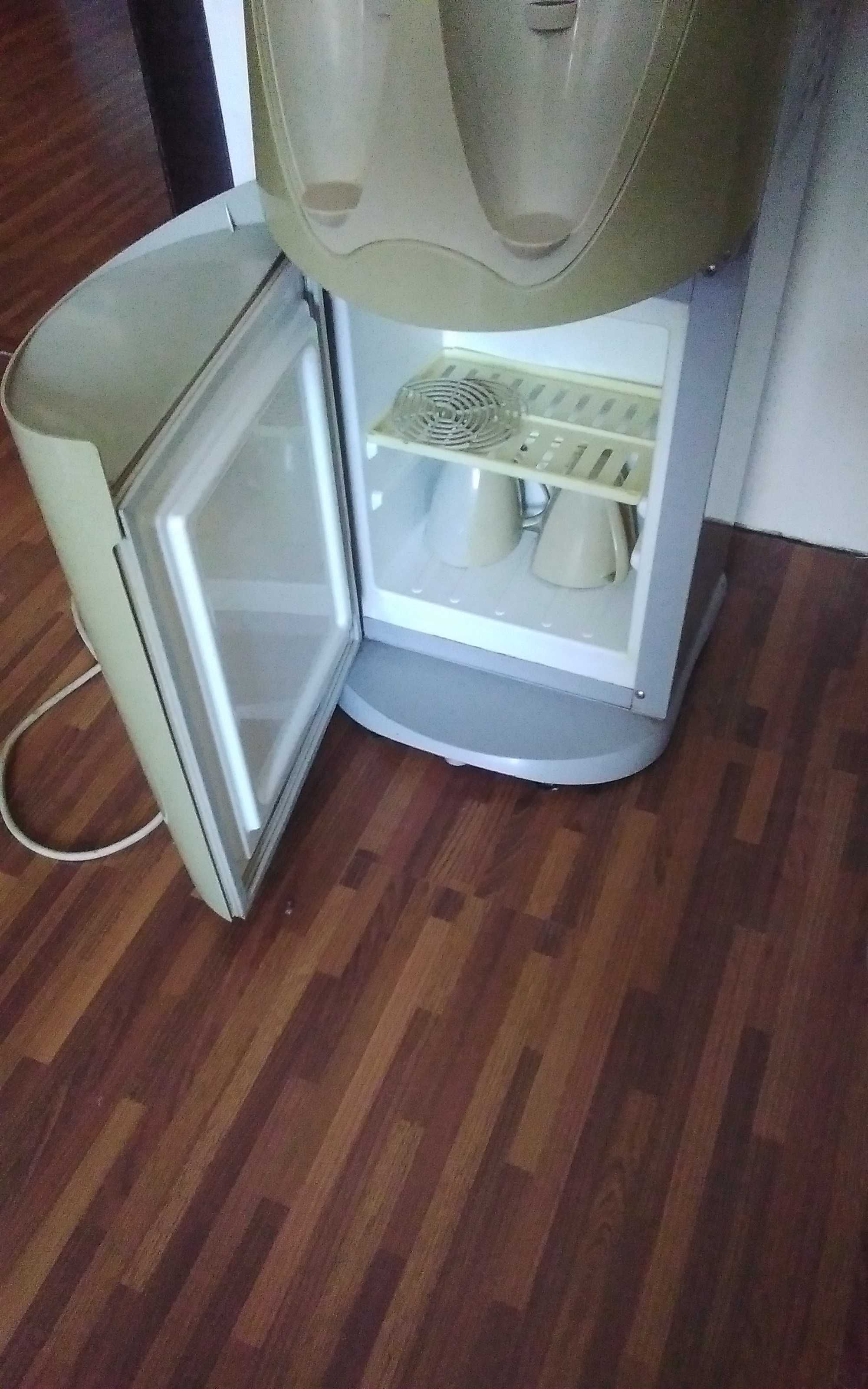 Диспенсер кулер с холодильником на фреоне и бутыль