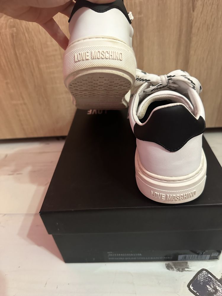 Обувки на Love Moschino