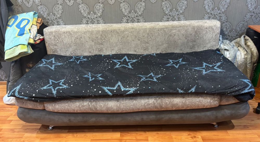 Продам диван, имеются подушки