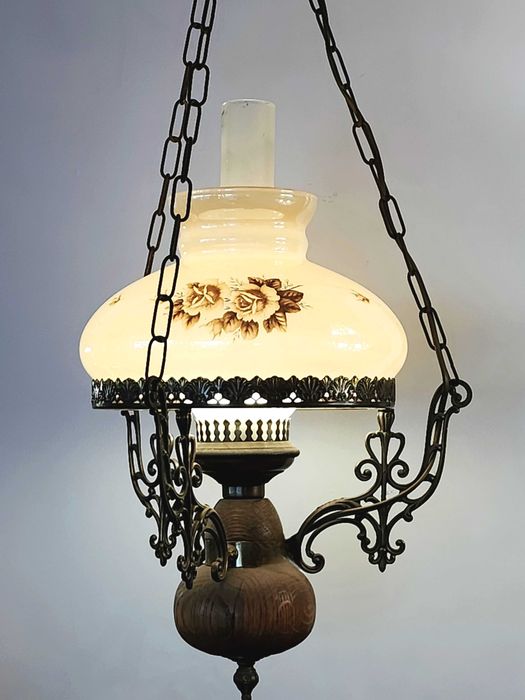 Винтидж висяща лампа с цветен абажур и метална орнаментика
