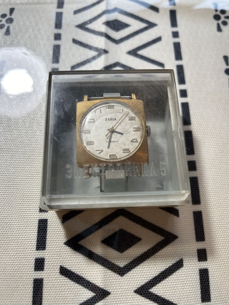 Продам часы  ZARIA